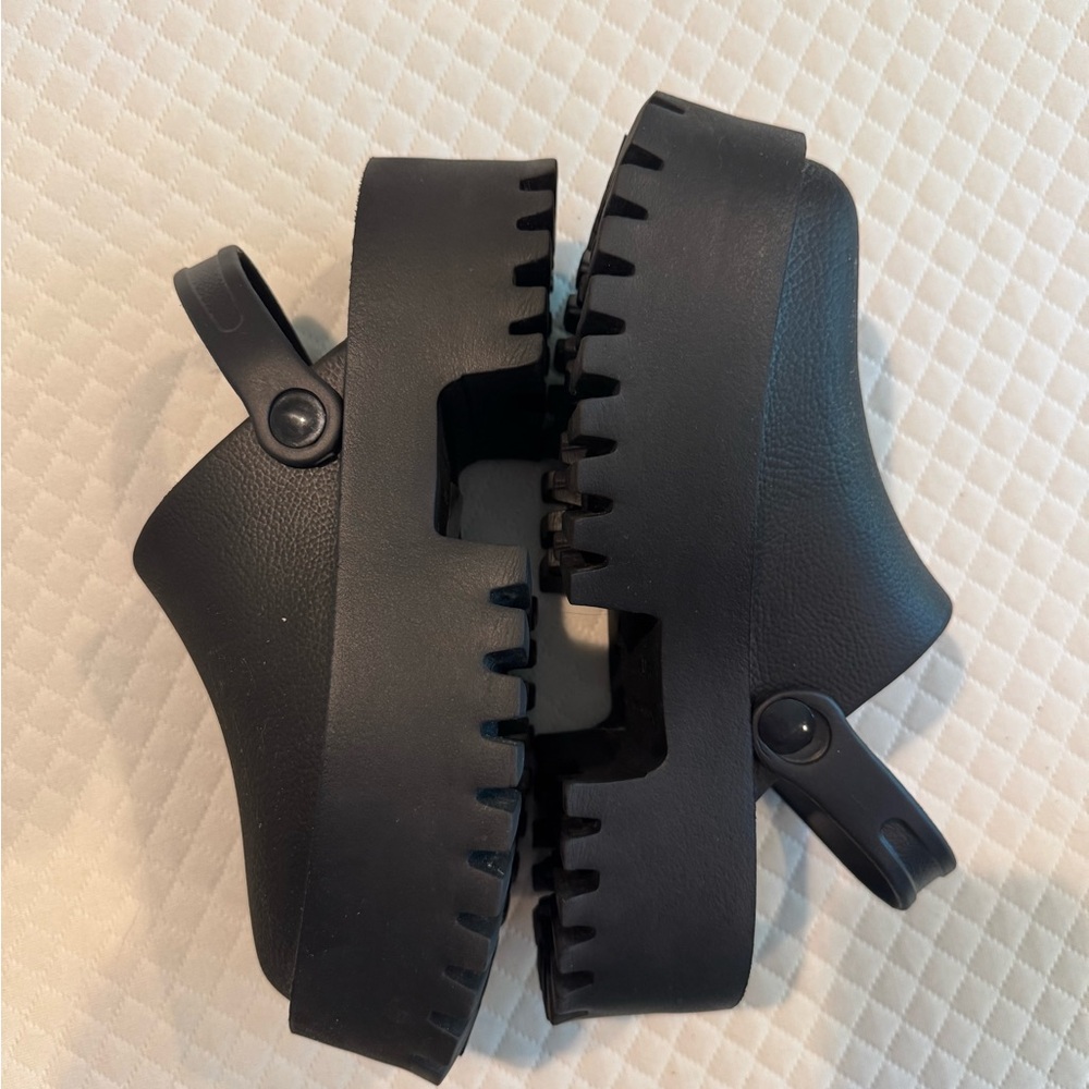 Black Sandals with Strap and Slip-Resistant Sole - Picture 2 of 3